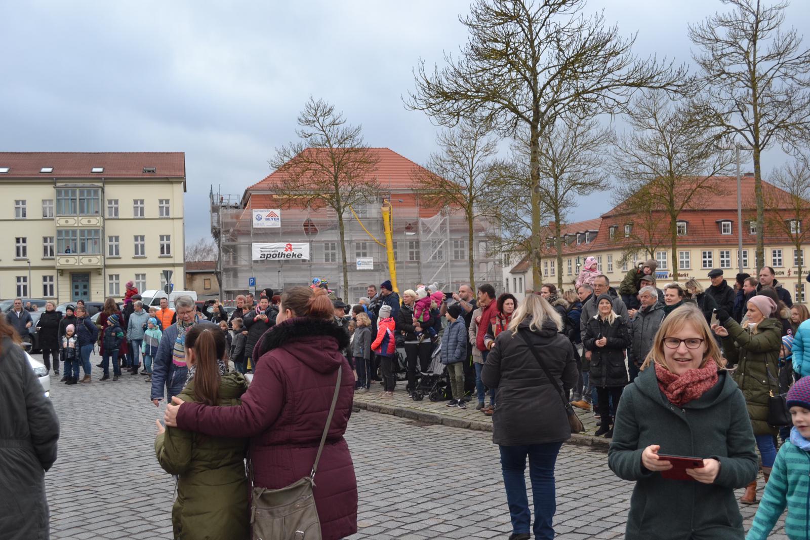 Zuschauer auf dem Markt